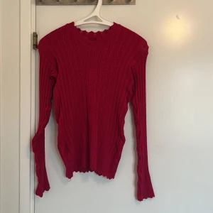 Stickad kofta  - Säljer min stickade rosa kofta pga att den inte alls kommer till användning. Färgen ser ut som om den är röd i bilden men i verkligheten är den mer rödbetsrosa.