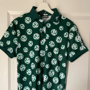 J.Lindeberg Golf Pike - Helt ny Golf Pike, aldrig använd Skick: 10/10 Nypris: 899 kr Säljes för: 300 kr  Storlek: S