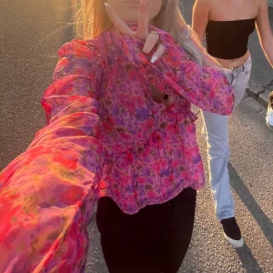 Blus  - Super fin blus från bikbok andvänd fåtal gånger💗pris kan diskuteras.❌Tryck ej på köp nu❌