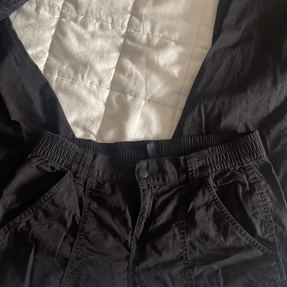 Svart Cargo byxor från hm. Har haft på mig de ett antal få gånger och tvättat en gång. Säljer på grund av att de inte är min stil längre. Original pris 199kr . Jeans & Byxor.