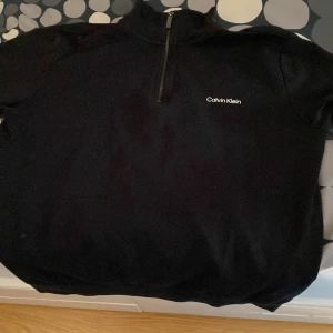 Calvin klein half zip - Tja! Säljer denna riktigt snygga Calvin klein halfzip i storlek S. Använt skick och har några märken men inget som syns. Hör av er för frågor