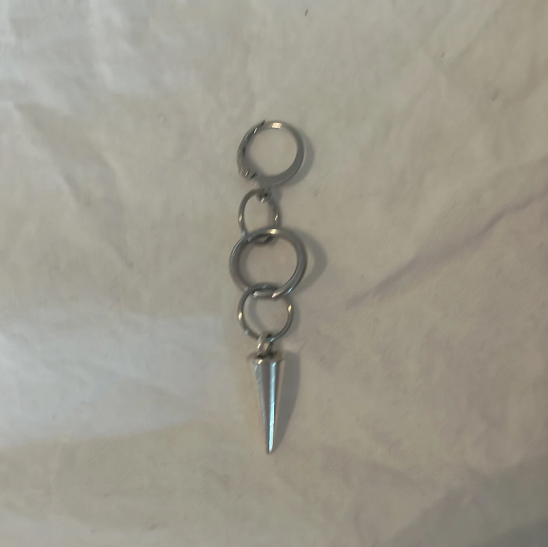 Ett par långa örhängen i silver - 90