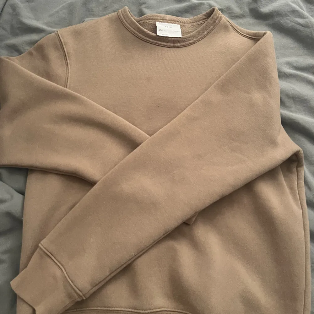 Säljer denna sweatshirt som inte kommer till användning, jätte bra skick. Färgen syns bäst på andra bilden . Tröjor & Koftor.