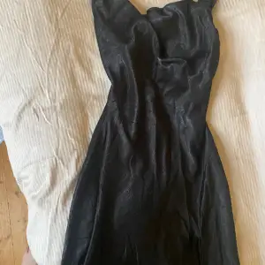En sjukt fin skimmrig klänning i ny skick som är både djup därfram och bak, den är även öppen baktill💗 det finns en slit längst ner på klänningen 💘