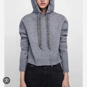 Zara stickad hoodie  - Grå Stickad hoodie från zara med kristaller på banden⚡️. Jätte mjuk och skön. Köpt second hand 