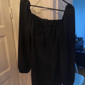 Svart klänning  - Oanvänd 
