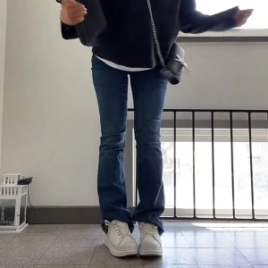 zara jeans - lågmidjade jeans från zara!! jätte fina, inte kommit till användning tyvärr då jag har sååå många liknande. Därmed säljer jag dom i fint skick 💓💓 ( bilderna är hur de sitter på mig från en tiktok )