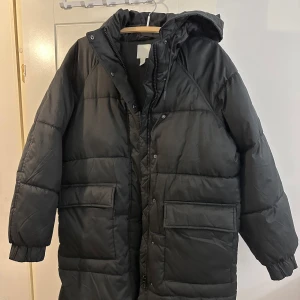 Vinterjacka - En svart vinterjacka från HM som är lite längre i modellen! Den är använd enbart tre gånger. Lite stor i storleken skulle jag säga. Storlek S
