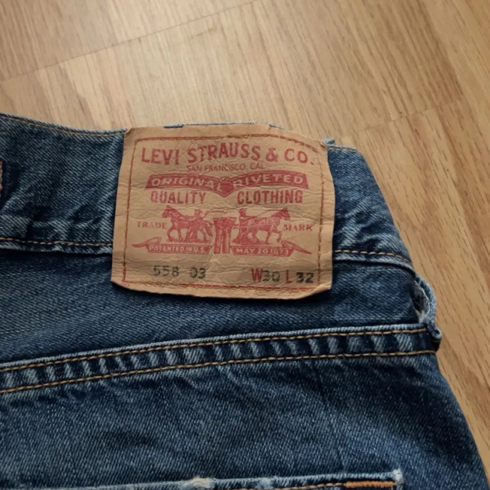 Jättefina lågmidjade jeans från Levi’s. Jag säljer dem då de är lite stora. . Jeans & Byxor.