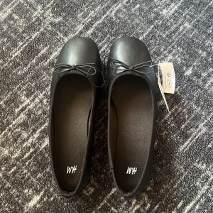 Ballerina skor - Ett par jätte fina ballerina skor från hm i barnavdelningen som passar 37:or jag har tyvärr inte så bra fötter för dom här skorna så dom glappar bara❤️ endast testade med lapparna kvar.