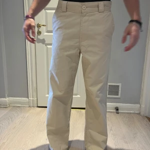 SKTBS Chinos Big skate M - Chinos från Junkyard. Storlek S. Modellen på bilden är 183cm.