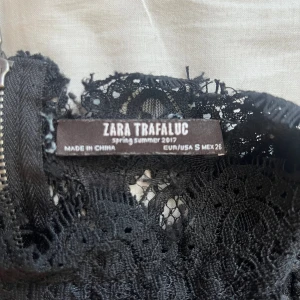 Zara spets tröja - Fin spets tröja från zara men köpt på loppis. Tröjan är i helt okej skick. Tröjan har inga defekter. Den är i storlek s.