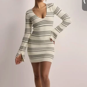 Randig klänning  - Snyggaste stickade klänningen från Nelly sitter såå fint. Passar Xs & S ❤️‍🔥 Köpt för 599. Använd 1 gång 