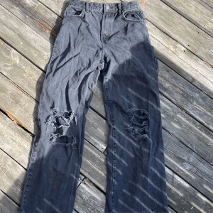 Jeans - Grå urtvättade jeans med hål