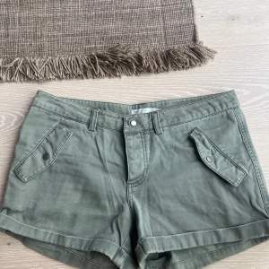 Supersnygga lågmidjade militrägröna shorts som sitter snyggt! 