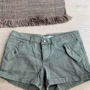 Lågmidjade shorts  - Supersnygga lågmidjade militrägröna shorts som sitter snyggt! 