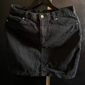 Svart jeanskjol  - Svart jeanskjol från monki.