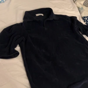 Frotté tröja - Säljer min frotté tröja från the blue uniform för 999kr. den är helt använd alltså väldigt fint skick. den är dock väldigt stor i storlek så den passar M och kanske L. pris kan diskuteras 