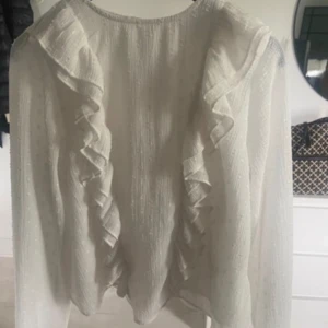 Volang topp💗 - Super söt volang blus från Gina Young i storleken 158/164. Sitter som en xs💗