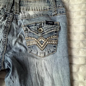Vintage angels jeans - Riktiga Angels jeans som är i okej skick. Jag köpte de på en secondhandbutik. Midjan är 70cm, materialet är stretchigt. Längden är 94cm. Skriv gärna privat om ni har mer frågor❤️🤗
