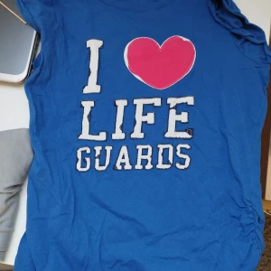 I ❤️ lifeguards t-shirt - En sån här får du ju ha på stranden eller den kommunala poolen i sommar så att hjältarna vet om att de är dina hjältar 🤩