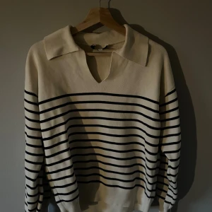 & other stories radig finstickad tröja - Jätte fin finstickad tröja från & other stories. Krämvit och mörkblå ränder. Kommer inte till användning💌