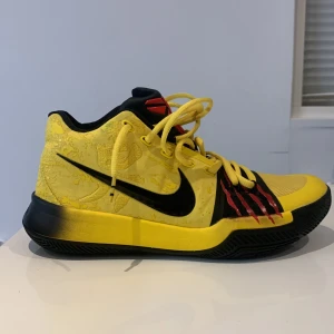 Kyrie 5 X kobe X  Bruce lee stl 41 - Basketsko som kostar 7000 nytt. Äkta. Säljer för de inte passar längre.