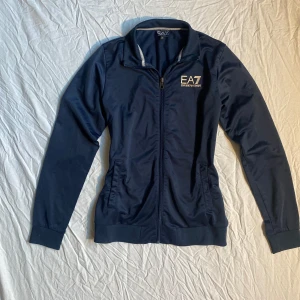 Mörkblå Armani zip-up  - Marinblå autentisk Emprio Armani Kofta  Har fickor! storlek: 160~ XS/S Unisex Skriv gärna om ni har fler frågor 💙