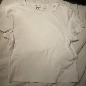Vit croppad tshirt  - Vit croppad tshirt från new yorker, aldrig använd Storlek M
