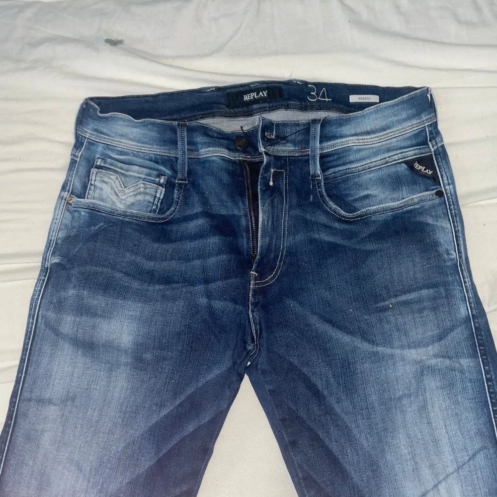 Replay jeans bra skick. De passar mig bra brukar, ha 31 i midja men dessa har 34 men sitter som 31 pga att de är mer slimmade.. Jeans & Byxor.