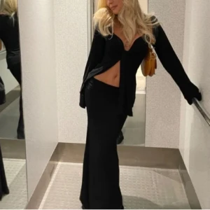 Liatz kjol - Säljer denna långkjol från Liatz i svart. Storlek M men passar mig som har S. Väldigt sparsamt använd. I perfekt skick. Nypris 699kr jag säljer för 350kr😊. Jag kan mötas i Stockholm. 