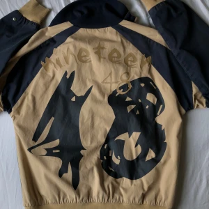 Jacka - Super cool ”jacka” från Puma. Superfint skick, men hängaren har gått av (se sista bilden). Skriv vid frågor eller liknande💕 Pris kan diskuteras