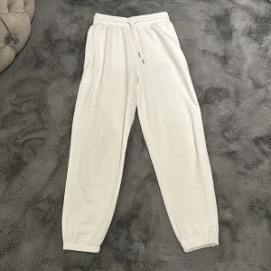 MjukisByxor - Dessa är ifrån H&M och är i storlek XS (kan passa S?). Det är supermjukt material inne i dem och de har 2 fickor på utsidan. 