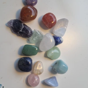 Blandade kristaller ✨ - Alla kristaller på bilden för 200kr. Om man vill köpa nån enskilt så kan priserna variera mellan 20-60kr beroende på kristall. Skriv privat om du vill veta tex vad det är för sorts kristaller 🩷