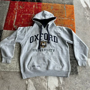 Oxford hoodie - Säljer en oxford hoodie som knappt är använd. Storlek XS och är jätte bekväm💕