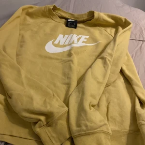 Nike tröja  - Använd 2-3 gånger men inte min stil 