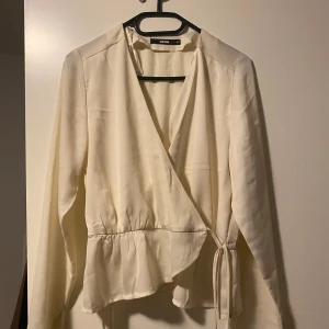 Blus  - En ljusare Berge blus från bikbok me snörning. Väldigt fin och en fin detalj vid armen. Nästan helt oanvänd, köpt för 300kr säljer för 130kr