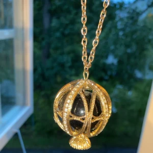 Super fint halsband - Jättefint halsband som är guldig med små vita stenar runt och stor svart i mitten💖