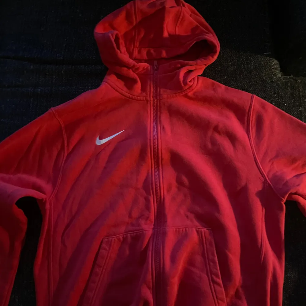 Säljer denna nike zip hoodie som jag köpt på plick, storlek m, inga skador eller fläckar förutom att snörena är borttagna, använd fåtal gånger, skriv för mer frågor. Hoodies.