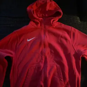 Säljer denna nike zip hoodie som jag köpt på plick, storlek m, inga skador eller fläckar förutom att snörena är borttagna, använd fåtal gånger, skriv för mer frågor