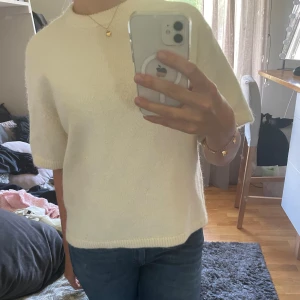 Vit stickad t-shirt - Nästan helt ny, använd fåtal gånger. Nypris 299kr, säljer för 200! Säljer då den är lite för liten i min smak.