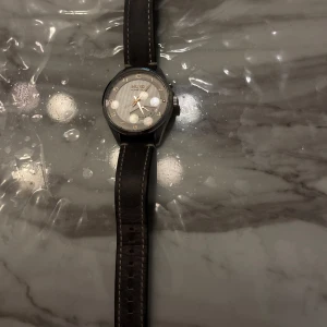 Seiko kinetic klocka  - Riktigt skön och fin jätte gammal den är utsåld ifrån hela världen man kan ba köpa använt kostar 3800 på eBay ni kan söka upp de o kolla for er själva säljer det för så billigt för att Bhöver verkligen pengarna kostade mig 5000kr och säljer för 1200