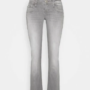 Grå jeansbyxor - Hej! säljer dessa super snygga jeansen ifrån Ltb. säljer då de tyvärr inte passar mig. skriv för egna bilder!!🌸