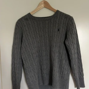 Stickad Ralph lauren tröja - Säljer tröjan eftersom den är för liten. Väldigt fint skick. Står storlek L men det är barnstorlek så passar Xs