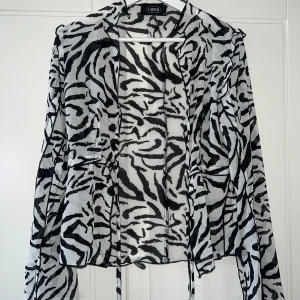 Zebra topp - Fin zebra topp med knytning, använd fåtal gånger!