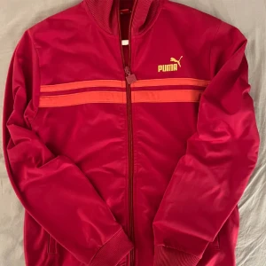 Puma tröja - Puma tröja/jacka i fin rosa färg! Storlek XS men passar även S. Jättemysigt material.🩷