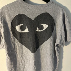 Commes de garcons t shirt - Snygg CDG tisha. Storlek L men passar som S-M. Priset kan diskuteras! 