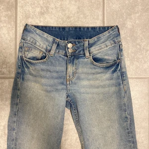 Snygga jeans😽 - Snygga jeans som är köpta ny i butik, mycket bra skick om man inte tänker på att det är lite slitningar längst ner som ni kan se på bilderna!!!!