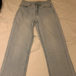 Light wash denim jeans - Ett par straight leg jeans. Köpte för ungefär 400kr. Dom är använda men ser fortfarande likadana ut som när jag köpte dom. Dragkedjan man vara lite trög IBLAND! 