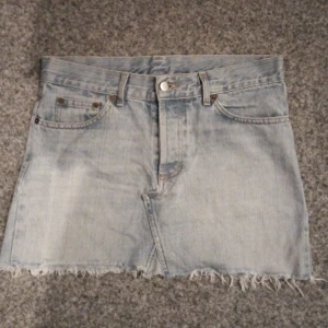 Ljus blå jeans kjol  - Rena och fräscha och hela 💞 I använt skick , sparsamt använda 💞 Fråga gärna för mer info , vid intresse 😊